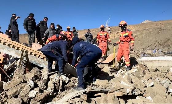 World News in Brief: Deadly China quake, Killings of Alawites in Syria, executions in Iran, CAR rights defenders, finance and food crises